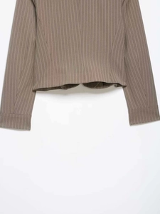 Detailansicht von Saum und Manschetten des braun gestreiften Blazers mit Stoffstruktur