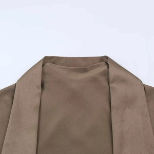 Robe en satin marron foncé pour femme avec dentelle, taille ajourée et tissu texturé