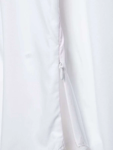 Detail view of the high-quality invisible zipper on a white long-sleeve loose shirt