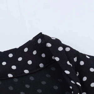Nahaufnahme des atmungsaktiven Polka-Dot-Stoffs und der hochwertigen Nähte am Halsausschnitt