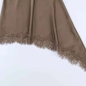 Détail de robe en satin avec bordure en dentelle cil et ourlet asymétrique chic
