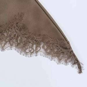 Robe en satin marron café avec détails raffinés en dentelle de cils