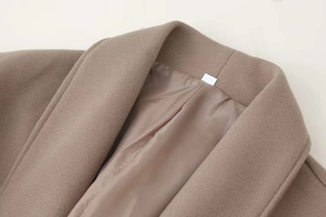 Dettaglio del bavero di un cappotto di lana kaki con fodera liscia e cuciture rifinite