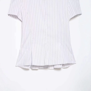Short-sleeve blue striped poplin shirt with a tailored waist and pleated hem design