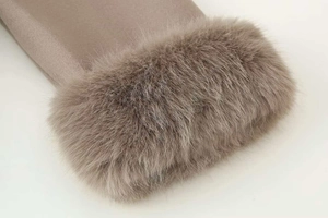 Dettaglio del tessuto in lana con lussuoso bordo in ecopelliccia su un cappotto cammello