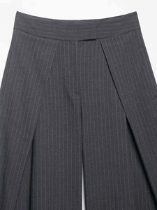 Détails de la taille haute plissée et du motif à rayures fines sur le pantalon gris foncé