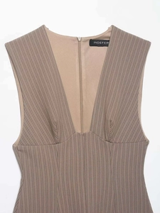 Dettaglio del vestito marrone a righe senza maniche con scollo a V e zip posteriore
