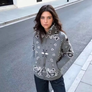 Cardigan gris en maille à motif paisley avec fermeture éclair et capuche tendance