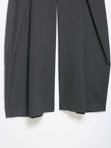 Détails du tissu gris foncé à fines rayures et taille haute du pantalon large