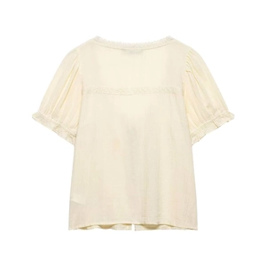Camicetta minimalista color crema a maniche corte con inserti in pizzo e bordi a balze