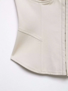 Detalle del top corsé beige con costuras reforzadas y cierre de corchete lateral