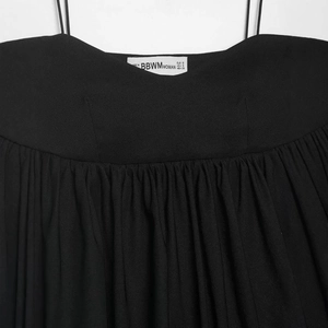 Black strapless balloon top with square neckline and textured fabric for summer