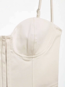 Detalle de tirantes ajustables y tela de sarga en un top de camisola estilo corsé