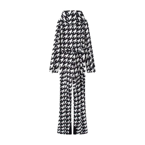 Vue détaillée du motif pied-de-poule sur cette combinaison de ski imperméable pour femme