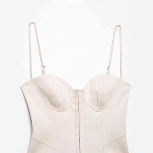 Top estilo bustier para mujer en blanco crema con tirantes ajustables y costuras de soporte