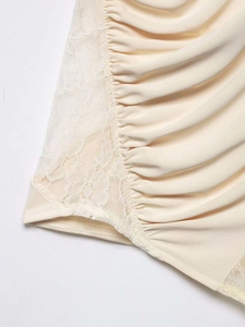 Gros plan détaillé des coutures en dentelle beige et de la texture froncée du haut