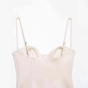 Top estilo bustier blanco elegante con tirantes ajustables y silueta ajustada