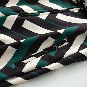 Détail macro du tissu imperméable de combinaison de ski avec poche zippée et motif