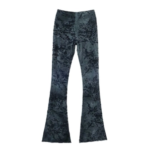Dettaglio dei pantaloni a zampa vintage con stampa a inchiostro e motivi di rami neri