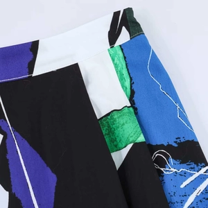 Detail des bunten abstrakten Druckstoffs und der sauberen Taillennaht am Rock