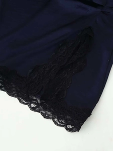 Détail de bordure en dentelle sur tissu en soie indigo foncé pour robe d'été