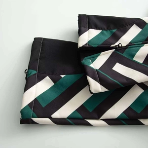 Détail d'une combinaison de ski imperméable avec motif géométrique et fermeture éclair