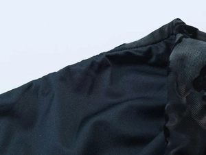 Dettaglio ravvicinato di cuciture di alta qualità e trama del tessuto a maglia nero dell'abito