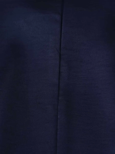 Gros plan détaillé du tissu de robe bleu foncé montrant la texture et la couture verticale