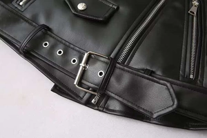 Détails de la ceinture de veste biker en cuir noir avec boucle argentée et poches zippées