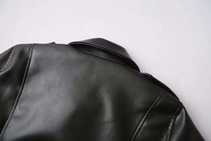 Détails des coutures arrière et du col d'une veste en cuir noir de style vintage