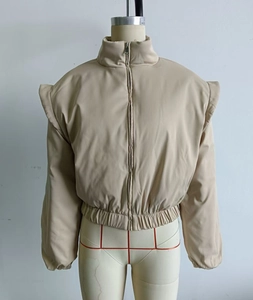 Detailansicht der khakifarbenen Steppjacke mit betonten Schultern und hohem Stehkragen