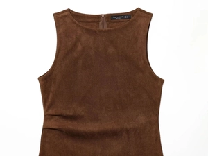 Dettaglio top senza maniche in finta pelle scamosciata marrone scuro con zip posteriore