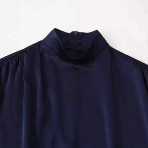 Haut élégant en satin bleu marine avec col montant et détails plissés sur les épaules