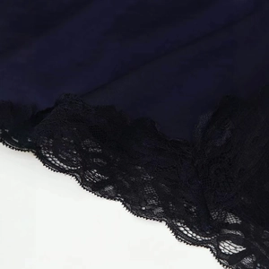 Robe d'été sans manches en dentelle bleu marine avec des textures florales fines