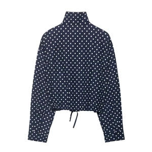 Vue arrière d'une veste à pois avec col montant et cordon de serrage réglable au bas
