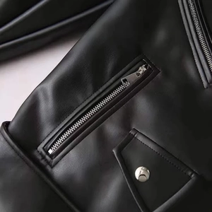 Veste vintage en similicuir noir avec fermetures éclair argentées et poches