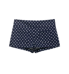 Détails du short bleu marine à taille haute avec motif classique à pois blancs