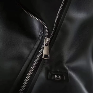 Veste en cuir noir vintage avec plusieurs fermetures éclair argentées et détails métalliques