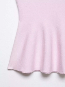 Detailaufnahme der rosa Strickstruktur und des gewellten Saums der Damen-Strickware