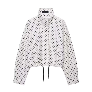 Veste courte ivoire à pois noirs avec col montant et cordon de serrage réglable