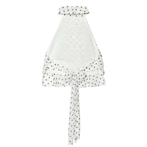 Détail du dos du haut blanc à pois avec un long ruban noué en forme de nœud élégant