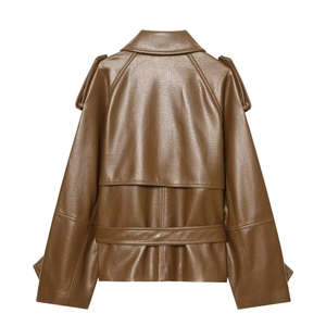 Détail du dos d'une veste en similicuir marron avec empiècement et ceinture de taille