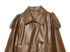 Détail d'une veste en similicuir marron avec larges revers et boutons croisés
