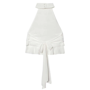 Détail du dos d'un haut dos nu blanc en satin avec un grand nœud et ourlet volanté