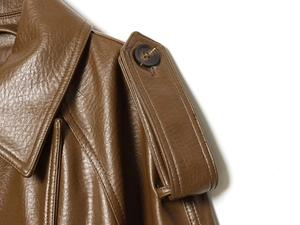 Détail de l'épaulette et des surpiqûres sur une veste en similicuir marron élégante