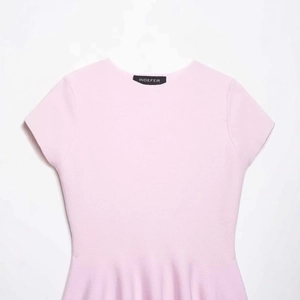 Rosa kurzärmeliges Strickkleid mit Rundhalsausschnitt und elegantem Rüschensaum