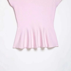 Damen Strickoberteil in Hellrosa mit elegantem Schößchen und kurzem Arm