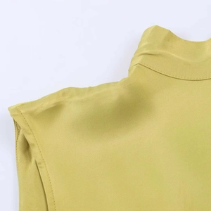 Detailaufnahme des Stehkragens an einer grünen Satinbluse mit feiner Verarbeitung der Nähte