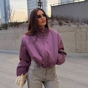 Schicke fuchsiafarbene kurze Steppjacke mit Stehkragen und überschnittenen Schultern