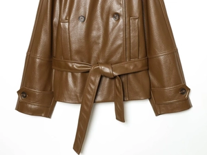 Détails du trench-coat court en simili cuir marron avec boutons à double boutonnage et ceinture